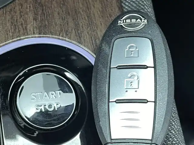 日産 オーラ G レザーエディション 熊本県 2022(令4)年 2.1万km ピュアホワイトパール / スーパーブラック 2トーン 純正ナビ（ＢＴ・フルセグ・ＵＳＢ）/全周囲カメラ　/ビルトインＥＴＣ２．０　/純正前方ドライブレコーダー　/レーダークルーズコントロール/BOSEサウンド/前後クリアランスソナー　/前席シートヒーター　/プロパイロット　/インテリジェントエマージェンシーブレーキ/標識認識機能/踏み間違い衝突防止アシスト/ふらつき警報機能/前方衝突予測警報/車線逸脱警報/ブラインドスポットモニター/ヒルスタートアシスト/横滑り防止/オートライト/オートマチックハイビーム/LEDヘッドライト/フォグライト/スマートキー/プッシュスタート/スペアキー1本
