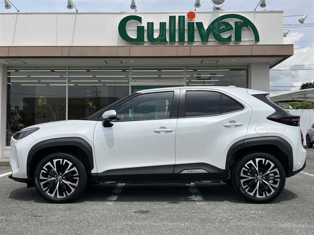 トヨタ ヤリスクロス ハイブリッド Z 三重県 2024(令6)年 0.7万km プラチナホワイトパールマイカ ♪♪ワンオーナー♪♪/♪登録時走行距離6885km/♪トヨタセーフティセンス/　・PCS(プリクラッシュセーフティシステム)/　・LDA（レーンディーアーチャーアラート）/　・PDA （プロアクティブドライビンングアシスト）/　・RSA（ロードサインアシスト）/　・レーダクルーズコンロール/　・オートマチックハイビーム/♪純正ディスプレイオーディオナビ/　・AppleCarplay/　・AndloidAuto/   ・Bluetoorth/　・フルセグTV/　・HDMI/　・USB-C/♪パノラミックビューモニター/♪RKSB（パーキングブレーキサポート）/♪RCTA(リアトラフィックアラート)/♪クリアランスソナー/♪BSM（ブラインドスポットモニター）/♪オートブレーキホールド/♪純正18インチアルミホイール/♪社外デジタルインナーミラー（ドライブレコーダー付）/♪革巻ステアリング/♪ステアリングヒーター/♪ハーフレザーシート/♪運転席パワーシート/♪前席シートヒーター/♪LEDヘッドライト/♪オートリトラクタブルミラー/♪ウィンカーミラー/♪プライバシーガラス/♪ラバーフロアマット/♪オートライト/♪ライトレベリング/♪横滑り防止機能
