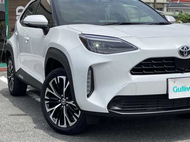 トヨタ ヤリスクロス ハイブリッド Z 三重県 2024(令6)年 0.7万km プラチナホワイトパールマイカ ♪♪ワンオーナー♪♪/♪登録時走行距離6885km/♪トヨタセーフティセンス/　・PCS(プリクラッシュセーフティシステム)/　・LDA（レーンディーアーチャーアラート）/　・PDA （プロアクティブドライビンングアシスト）/　・RSA（ロードサインアシスト）/　・レーダクルーズコンロール/　・オートマチックハイビーム/♪純正ディスプレイオーディオナビ/　・AppleCarplay/　・AndloidAuto/   ・Bluetoorth/　・フルセグTV/　・HDMI/　・USB-C/♪パノラミックビューモニター/♪RKSB（パーキングブレーキサポート）/♪RCTA(リアトラフィックアラート)/♪クリアランスソナー/♪BSM（ブラインドスポットモニター）/♪オートブレーキホールド/♪純正18インチアルミホイール/♪社外デジタルインナーミラー（ドライブレコーダー付）/♪革巻ステアリング/♪ステアリングヒーター/♪ハーフレザーシート/♪運転席パワーシート/♪前席シートヒーター/♪LEDヘッドライト/♪オートリトラクタブルミラー/♪ウィンカーミラー/♪プライバシーガラス/♪ラバーフロアマット/♪オートライト/♪ライトレベリング/♪横滑り防止機能