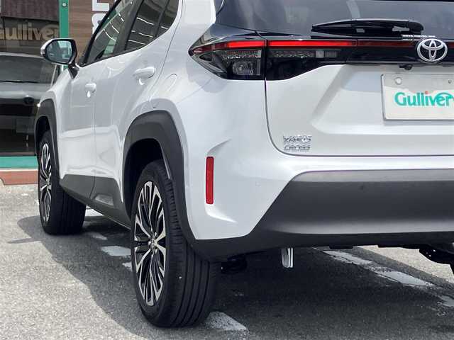トヨタ ヤリスクロス ハイブリッド Z 三重県 2024(令6)年 0.7万km プラチナホワイトパールマイカ ♪♪ワンオーナー♪♪/♪登録時走行距離6885km/♪トヨタセーフティセンス/　・PCS(プリクラッシュセーフティシステム)/　・LDA（レーンディーアーチャーアラート）/　・PDA （プロアクティブドライビンングアシスト）/　・RSA（ロードサインアシスト）/　・レーダクルーズコンロール/　・オートマチックハイビーム/♪純正ディスプレイオーディオナビ/　・AppleCarplay/　・AndloidAuto/   ・Bluetoorth/　・フルセグTV/　・HDMI/　・USB-C/♪パノラミックビューモニター/♪RKSB（パーキングブレーキサポート）/♪RCTA(リアトラフィックアラート)/♪クリアランスソナー/♪BSM（ブラインドスポットモニター）/♪オートブレーキホールド/♪純正18インチアルミホイール/♪社外デジタルインナーミラー（ドライブレコーダー付）/♪革巻ステアリング/♪ステアリングヒーター/♪ハーフレザーシート/♪運転席パワーシート/♪前席シートヒーター/♪LEDヘッドライト/♪オートリトラクタブルミラー/♪ウィンカーミラー/♪プライバシーガラス/♪ラバーフロアマット/♪オートライト/♪ライトレベリング/♪横滑り防止機能
