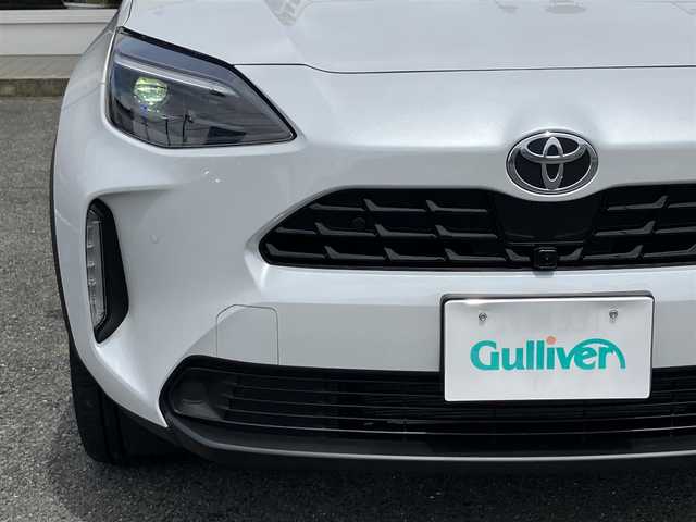 トヨタ ヤリスクロス ハイブリッド Z 三重県 2024(令6)年 0.7万km プラチナホワイトパールマイカ ♪♪ワンオーナー♪♪/♪登録時走行距離6885km/♪トヨタセーフティセンス/　・PCS(プリクラッシュセーフティシステム)/　・LDA（レーンディーアーチャーアラート）/　・PDA （プロアクティブドライビンングアシスト）/　・RSA（ロードサインアシスト）/　・レーダクルーズコンロール/　・オートマチックハイビーム/♪純正ディスプレイオーディオナビ/　・AppleCarplay/　・AndloidAuto/   ・Bluetoorth/　・フルセグTV/　・HDMI/　・USB-C/♪パノラミックビューモニター/♪RKSB（パーキングブレーキサポート）/♪RCTA(リアトラフィックアラート)/♪クリアランスソナー/♪BSM（ブラインドスポットモニター）/♪オートブレーキホールド/♪純正18インチアルミホイール/♪社外デジタルインナーミラー（ドライブレコーダー付）/♪革巻ステアリング/♪ステアリングヒーター/♪ハーフレザーシート/♪運転席パワーシート/♪前席シートヒーター/♪LEDヘッドライト/♪オートリトラクタブルミラー/♪ウィンカーミラー/♪プライバシーガラス/♪ラバーフロアマット/♪オートライト/♪ライトレベリング/♪横滑り防止機能