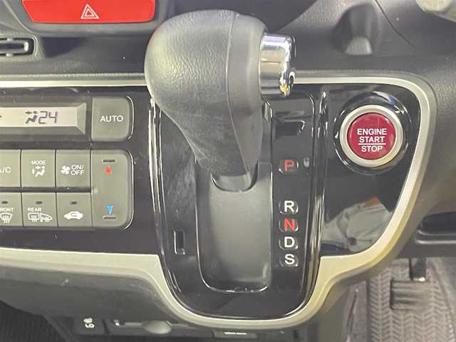 ホンダ Ｎ ＢＯＸ カスタム ターボ SSブラックSパッケージ 千葉県 2017(平29)年 8万km プレミアムホワイトパールⅡ 禁煙/純正8型ナビ VXM-175VFEi/Bluetooth/フルセグTV/CD/DVD/SD/USB/AppleCarplay/バックモニター/パドルシフト/クルーズコントロール/オートヘッドライト/両側パワースライドドア/ベンチシート/フルフラット/チップアップシート/ハーフレザーシート/D/N席シートヒーター/純正アルミホイール