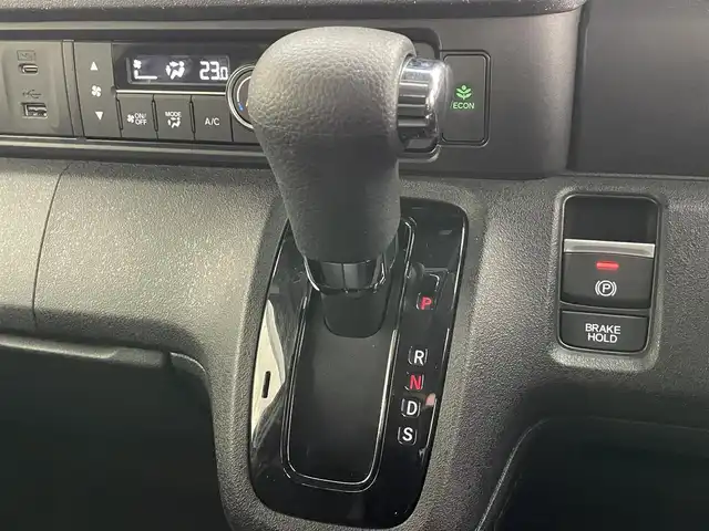 ホンダ Ｎ ＢＯＸ カスタム ターボ 愛知県 2024(令6)年 0.8万km クリスタルブラックパール 純正８型ＤＡ　両側パワスラ　シートヒーター　パドルシフト　黒ハーフレザーシート　衝突軽減　車線逸脱　LEDオートライト　オートハイビーム　コーナーセンサー　電子パーキング　アイドリングストップ　禁煙車　純正１５インチAW　カーテンエアバッグ　プッシュスタート　スマートキー