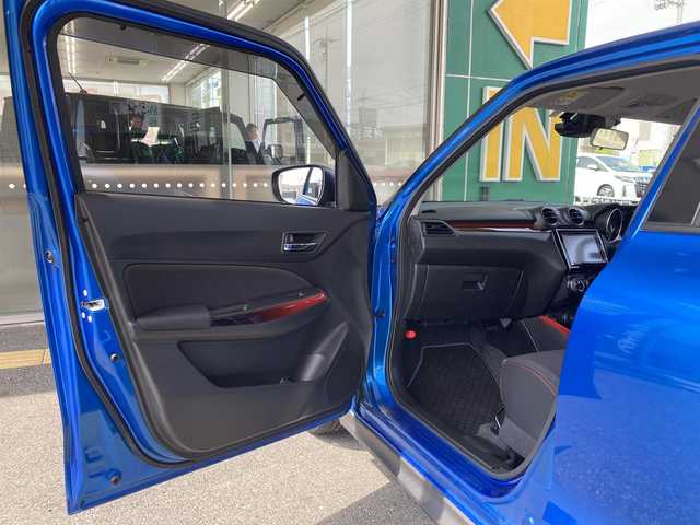 スズキ スイフト スポーツ 兵庫県 2022(令4)年 2.4万km スピーディーブルーM ワンオーナー/純正8インチメモリーナビ/フルセグTV/CD/DVD/Bluetooth/SD/FM/AM/全方位カメラ/ETC/前ドライブレコーダー/衝突被害軽減ブレーキ/アダプティブクルーズコントロール/車線逸脱警報/ブラインドスポットモニター/リア クリアランスソナー/ステアリングスイッチ/パドルシフト/プッシュスタート/D席シートヒーター/LEDヘッドライト/オートライト/フロントフォグ・リアフォグ/革巻きステアリング/ISOFIX/ドアバイザー/純正フロアマット/スペアキー1本/新車時保証書/取扱説明書