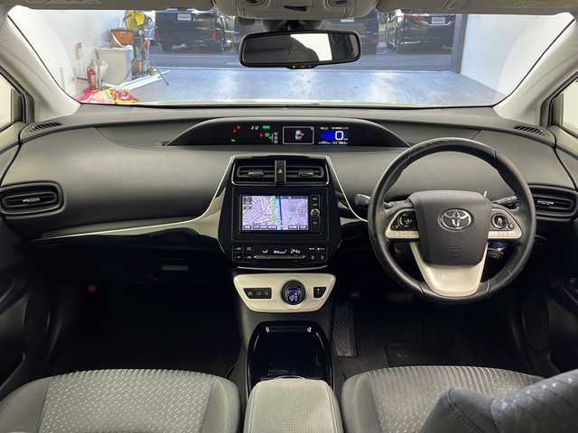 トヨタ プリウス Sセーフティプラス 大阪府 2017(平29)年 19.3万km ホワイトパールクリスタルシャイン 純正ナビ/【フルセグTV/Bluetooth/FM/AM/HDMI】/パーキングアシスト/トヨタセーフティセンス/プリクラッシュセーフティー/オートマチックハイビーム/車線逸脱警報/ふらつき警報/クリアランスソナー/インテリジェントクリアランスソナー/レーダークルーズコントロール/バックカメラ/LEDヘッドライト/スマートキー