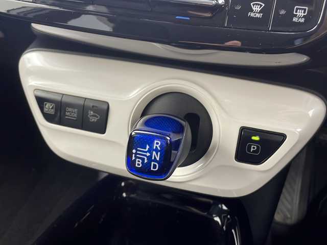 トヨタ プリウス Sセーフティプラス 大阪府 2017(平29)年 19.3万km ホワイトパールクリスタルシャイン 純正ナビ/【フルセグTV/Bluetooth/FM/AM/HDMI】/パーキングアシスト/トヨタセーフティセンス/プリクラッシュセーフティー/オートマチックハイビーム/車線逸脱警報/ふらつき警報/クリアランスソナー/インテリジェントクリアランスソナー/レーダークルーズコントロール/バックカメラ/LEDヘッドライト/スマートキー