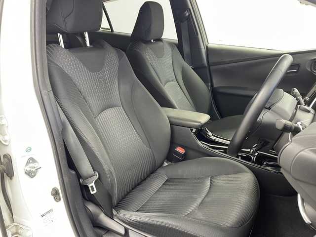 トヨタ プリウス Sセーフティプラス 大阪府 2017(平29)年 19.3万km ホワイトパールクリスタルシャイン 純正ナビ/【フルセグTV/Bluetooth/FM/AM/HDMI】/パーキングアシスト/トヨタセーフティセンス/プリクラッシュセーフティー/オートマチックハイビーム/車線逸脱警報/ふらつき警報/クリアランスソナー/インテリジェントクリアランスソナー/レーダークルーズコントロール/バックカメラ/LEDヘッドライト/スマートキー