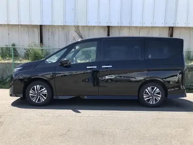 日産 セレナ ハイウェイスター V 静岡県 2023(令5)年 5万km ダイヤモンドブラック 純正12型ナビ(BT/AM/FM)/フルセグTV/ハンズフリーパワースライドドア(両側)/インテリジェントアラウンドビューモニター/ビルトインETC2.0/インテリジェントクルーズコントロール/ソナー機能/ナビリンク機能付プロパイロット/全方位運転支援システム/・インテリジェントエマージェンシーブレーキ/・前方衝突予測警報/・衝突回避ステアリングアシスト/・車線逸脱防止支援システム/・後側方衝突防止支援システム/・後側方車両検知警報/・ふらつき警報/・踏み間違い衝突防止アシスト/・標識認識機能/SOSコール/インテリジェントルームミラー/アダプティブLEDヘッドランプ/デュアルオートエアコン/本革巻きステアリング/パドルシフト/ハーフレザーシート/純正16インチアルミホイール/インテリジェントキー/プッシュエンジンスターター/禁煙車