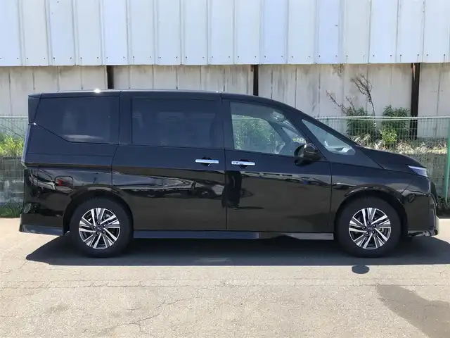 日産 セレナ ハイウェイスター V 静岡県 2023(令5)年 5万km ダイヤモンドブラック 純正12型ナビ(BT/AM/FM)/フルセグTV/ハンズフリーパワースライドドア(両側)/インテリジェントアラウンドビューモニター/ビルトインETC2.0/インテリジェントクルーズコントロール/ソナー機能/ナビリンク機能付プロパイロット/全方位運転支援システム/・インテリジェントエマージェンシーブレーキ/・前方衝突予測警報/・衝突回避ステアリングアシスト/・車線逸脱防止支援システム/・後側方衝突防止支援システム/・後側方車両検知警報/・ふらつき警報/・踏み間違い衝突防止アシスト/・標識認識機能/SOSコール/インテリジェントルームミラー/アダプティブLEDヘッドランプ/デュアルオートエアコン/本革巻きステアリング/パドルシフト/ハーフレザーシート/純正16インチアルミホイール/インテリジェントキー/プッシュエンジンスターター/禁煙車