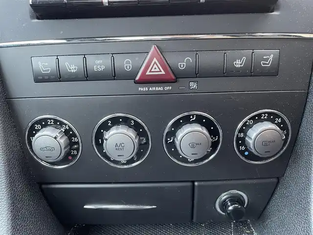 メルセデス・ベンツ ＳＬＫ２００ コンプレッサー 静岡県 2010(平22)年 2.6万km イリジウムシルバー 電動オープン/社外ナビ/フルセグTV/DVD/CD/BT/SD/MSV/黒革シート/前席シートヒーター/前席パワーシート/クルーズコントロール/HIDヘッドライト/ETC/ステアリングスイッチ/キーレス×2/純正16インチAW/保証書/取扱説明書/H25/27/R1/3/4/5点検記録簿有