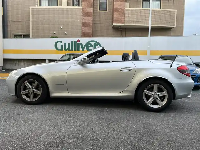 メルセデス・ベンツ ＳＬＫ２００ コンプレッサー 静岡県 2010(平22)年 2.6万km イリジウムシルバー 電動オープン/社外ナビ/フルセグTV/DVD/CD/BT/SD/MSV/黒革シート/前席シートヒーター/前席パワーシート/クルーズコントロール/HIDヘッドライト/ETC/ステアリングスイッチ/キーレス×2/純正16インチAW/保証書/取扱説明書/H25/27/R1/3/4/5点検記録簿有