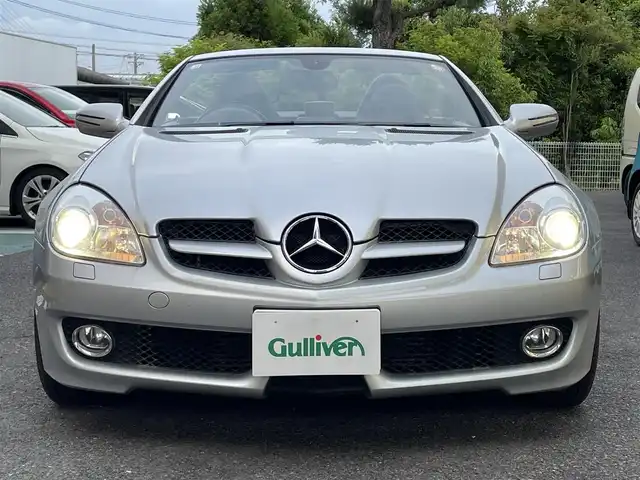メルセデス・ベンツ ＳＬＫ２００ コンプレッサー 静岡県 2010(平22)年 2.6万km イリジウムシルバー 電動オープン/社外ナビ/フルセグTV/DVD/CD/BT/SD/MSV/黒革シート/前席シートヒーター/前席パワーシート/クルーズコントロール/HIDヘッドライト/ETC/ステアリングスイッチ/キーレス×2/純正16インチAW/保証書/取扱説明書/H25/27/R1/3/4/5点検記録簿有