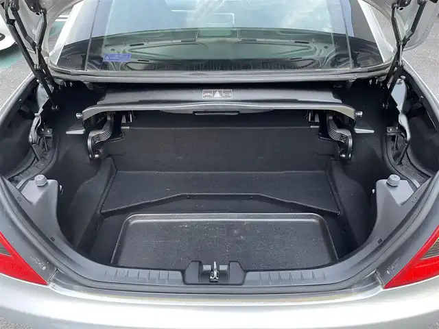 メルセデス・ベンツ ＳＬＫ２００ コンプレッサー 静岡県 2010(平22)年 2.6万km イリジウムシルバー 電動オープン/社外ナビ/フルセグTV/DVD/CD/BT/SD/MSV/黒革シート/前席シートヒーター/前席パワーシート/クルーズコントロール/HIDヘッドライト/ETC/ステアリングスイッチ/キーレス×2/純正16インチAW/保証書/取扱説明書/H25/27/R1/3/4/5点検記録簿有
