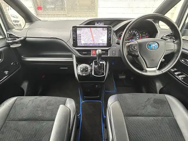 トヨタ ヴォクシー ZS 煌Ⅲ 福岡県 2020(令2)年 1.9万km ホワイトパールクリスタルシャイン アルパインスタイル/・フロントハーフスポイラー/・サイドステップスポイラー/・リアハーフスポイラー/・リアハーフ純正マフラー用フィン/・コーナーダクト/アルパイン11インチナビ【EX11NX】/(AM/FM/CD/DVD/Bluetooth/iPod/HDMI/フルセグTV)/バックカメラ/トヨタセーフティセンス/・プリクラッシュセーフティ/・レーンディパーチャーアラート/・オートマッチックハイビーム/・先行車発進告知機能/クルーズコントロール/クリアランスソナー/盗難防止装置/両側パワースライドドア/純正16インチアルミホイール/アルパインナビ連動型前後ドライブレコーダー【DVR-C320R】/ビルトインETC/黒色ハーフレザーシート/社外フロアマット/社外黒色ミラーカバー/純正ミラーカバー(積載)/後席ロールサンシェード/助手席シートバックテーブル/電格ウインカーミラー/ISOFIX/スペアキー×1/保証書/取扱説明書/ナビ取扱説明書