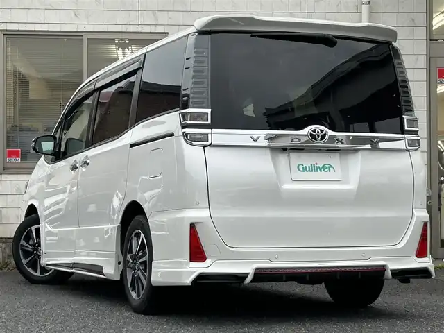 トヨタ ヴォクシー ZS 煌Ⅲ 福岡県 2020(令2)年 1.9万km ホワイトパールクリスタルシャイン アルパインスタイル/・フロントハーフスポイラー/・サイドステップスポイラー/・リアハーフスポイラー/・リアハーフ純正マフラー用フィン/・コーナーダクト/アルパイン11インチナビ【EX11NX】/(AM/FM/CD/DVD/Bluetooth/iPod/HDMI/フルセグTV)/バックカメラ/トヨタセーフティセンス/・プリクラッシュセーフティ/・レーンディパーチャーアラート/・オートマッチックハイビーム/・先行車発進告知機能/クルーズコントロール/クリアランスソナー/盗難防止装置/両側パワースライドドア/純正16インチアルミホイール/アルパインナビ連動型前後ドライブレコーダー【DVR-C320R】/ビルトインETC/黒色ハーフレザーシート/社外フロアマット/社外黒色ミラーカバー/純正ミラーカバー(積載)/後席ロールサンシェード/助手席シートバックテーブル/電格ウインカーミラー/ISOFIX/スペアキー×1/保証書/取扱説明書/ナビ取扱説明書