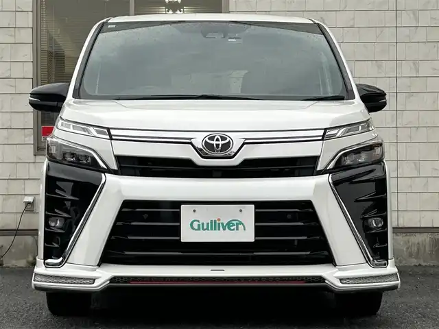 トヨタ ヴォクシー ZS 煌Ⅲ 福岡県 2020(令2)年 1.9万km ホワイトパールクリスタルシャイン アルパインスタイル/・フロントハーフスポイラー/・サイドステップスポイラー/・リアハーフスポイラー/・リアハーフ純正マフラー用フィン/・コーナーダクト/アルパイン11インチナビ【EX11NX】/(AM/FM/CD/DVD/Bluetooth/iPod/HDMI/フルセグTV)/バックカメラ/トヨタセーフティセンス/・プリクラッシュセーフティ/・レーンディパーチャーアラート/・オートマッチックハイビーム/・先行車発進告知機能/クルーズコントロール/クリアランスソナー/盗難防止装置/両側パワースライドドア/純正16インチアルミホイール/アルパインナビ連動型前後ドライブレコーダー【DVR-C320R】/ビルトインETC/黒色ハーフレザーシート/社外フロアマット/社外黒色ミラーカバー/純正ミラーカバー(積載)/後席ロールサンシェード/助手席シートバックテーブル/電格ウインカーミラー/ISOFIX/スペアキー×1/保証書/取扱説明書/ナビ取扱説明書