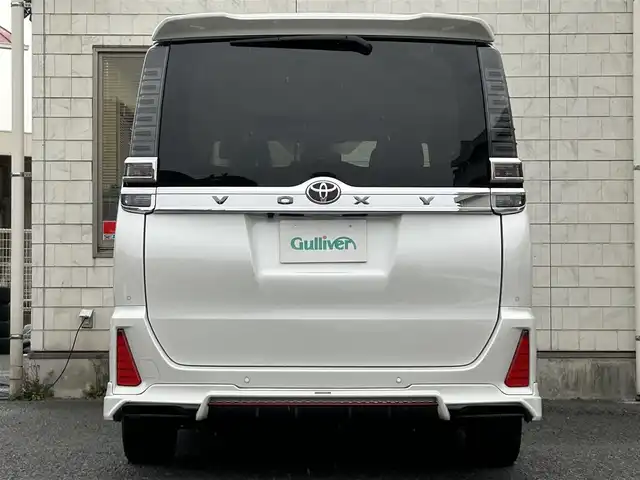 トヨタ ヴォクシー ZS 煌Ⅲ 福岡県 2020(令2)年 1.9万km ホワイトパールクリスタルシャイン アルパインスタイル/・フロントハーフスポイラー/・サイドステップスポイラー/・リアハーフスポイラー/・リアハーフ純正マフラー用フィン/・コーナーダクト/アルパイン11インチナビ【EX11NX】/(AM/FM/CD/DVD/Bluetooth/iPod/HDMI/フルセグTV)/バックカメラ/トヨタセーフティセンス/・プリクラッシュセーフティ/・レーンディパーチャーアラート/・オートマッチックハイビーム/・先行車発進告知機能/クルーズコントロール/クリアランスソナー/盗難防止装置/両側パワースライドドア/純正16インチアルミホイール/アルパインナビ連動型前後ドライブレコーダー【DVR-C320R】/ビルトインETC/黒色ハーフレザーシート/社外フロアマット/社外黒色ミラーカバー/純正ミラーカバー(積載)/後席ロールサンシェード/助手席シートバックテーブル/電格ウインカーミラー/ISOFIX/スペアキー×1/保証書/取扱説明書/ナビ取扱説明書
