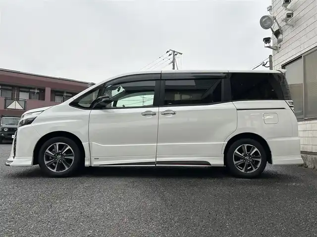 トヨタ ヴォクシー ZS 煌Ⅲ 福岡県 2020(令2)年 1.9万km ホワイトパールクリスタルシャイン アルパインスタイル/・フロントハーフスポイラー/・サイドステップスポイラー/・リアハーフスポイラー/・リアハーフ純正マフラー用フィン/・コーナーダクト/アルパイン11インチナビ【EX11NX】/(AM/FM/CD/DVD/Bluetooth/iPod/HDMI/フルセグTV)/バックカメラ/トヨタセーフティセンス/・プリクラッシュセーフティ/・レーンディパーチャーアラート/・オートマッチックハイビーム/・先行車発進告知機能/クルーズコントロール/クリアランスソナー/盗難防止装置/両側パワースライドドア/純正16インチアルミホイール/アルパインナビ連動型前後ドライブレコーダー【DVR-C320R】/ビルトインETC/黒色ハーフレザーシート/社外フロアマット/社外黒色ミラーカバー/純正ミラーカバー(積載)/後席ロールサンシェード/助手席シートバックテーブル/電格ウインカーミラー/ISOFIX/スペアキー×1/保証書/取扱説明書/ナビ取扱説明書