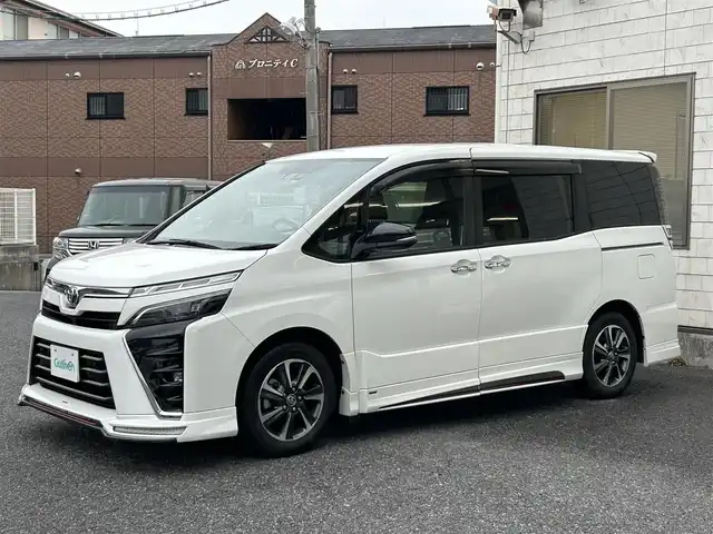 トヨタ ヴォクシー ZS 煌Ⅲ 福岡県 2020(令2)年 1.9万km ホワイトパールクリスタルシャイン アルパインスタイル/・フロントハーフスポイラー/・サイドステップスポイラー/・リアハーフスポイラー/・リアハーフ純正マフラー用フィン/・コーナーダクト/アルパイン11インチナビ【EX11NX】/(AM/FM/CD/DVD/Bluetooth/iPod/HDMI/フルセグTV)/バックカメラ/トヨタセーフティセンス/・プリクラッシュセーフティ/・レーンディパーチャーアラート/・オートマッチックハイビーム/・先行車発進告知機能/クルーズコントロール/クリアランスソナー/盗難防止装置/両側パワースライドドア/純正16インチアルミホイール/アルパインナビ連動型前後ドライブレコーダー【DVR-C320R】/ビルトインETC/黒色ハーフレザーシート/社外フロアマット/社外黒色ミラーカバー/純正ミラーカバー(積載)/後席ロールサンシェード/助手席シートバックテーブル/電格ウインカーミラー/ISOFIX/スペアキー×1/保証書/取扱説明書/ナビ取扱説明書