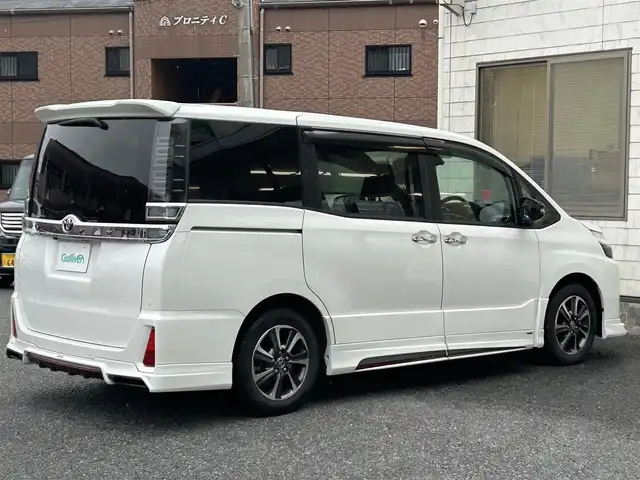 トヨタ ヴォクシー ZS 煌Ⅲ 福岡県 2020(令2)年 1.9万km ホワイトパールクリスタルシャイン アルパインスタイル/・フロントハーフスポイラー/・サイドステップスポイラー/・リアハーフスポイラー/・リアハーフ純正マフラー用フィン/・コーナーダクト/アルパイン11インチナビ【EX11NX】/(AM/FM/CD/DVD/Bluetooth/iPod/HDMI/フルセグTV)/バックカメラ/トヨタセーフティセンス/・プリクラッシュセーフティ/・レーンディパーチャーアラート/・オートマッチックハイビーム/・先行車発進告知機能/クルーズコントロール/クリアランスソナー/盗難防止装置/両側パワースライドドア/純正16インチアルミホイール/アルパインナビ連動型前後ドライブレコーダー【DVR-C320R】/ビルトインETC/黒色ハーフレザーシート/社外フロアマット/社外黒色ミラーカバー/純正ミラーカバー(積載)/後席ロールサンシェード/助手席シートバックテーブル/電格ウインカーミラー/ISOFIX/スペアキー×1/保証書/取扱説明書/ナビ取扱説明書