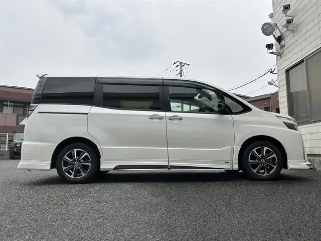 トヨタ ヴォクシー ZS 煌Ⅲ 福岡県 2020(令2)年 1.9万km ホワイトパールクリスタルシャイン アルパインスタイル/・フロントハーフスポイラー/・サイドステップスポイラー/・リアハーフスポイラー/・リアハーフ純正マフラー用フィン/・コーナーダクト/アルパイン11インチナビ【EX11NX】/(AM/FM/CD/DVD/Bluetooth/iPod/HDMI/フルセグTV)/バックカメラ/トヨタセーフティセンス/・プリクラッシュセーフティ/・レーンディパーチャーアラート/・オートマッチックハイビーム/・先行車発進告知機能/クルーズコントロール/クリアランスソナー/盗難防止装置/両側パワースライドドア/純正16インチアルミホイール/アルパインナビ連動型前後ドライブレコーダー【DVR-C320R】/ビルトインETC/黒色ハーフレザーシート/社外フロアマット/社外黒色ミラーカバー/純正ミラーカバー(積載)/後席ロールサンシェード/助手席シートバックテーブル/電格ウインカーミラー/ISOFIX/スペアキー×1/保証書/取扱説明書/ナビ取扱説明書