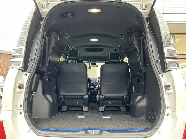 トヨタ ヴォクシー ZS 煌Ⅲ 福岡県 2020(令2)年 1.9万km ホワイトパールクリスタルシャイン アルパインスタイル/・フロントハーフスポイラー/・サイドステップスポイラー/・リアハーフスポイラー/・リアハーフ純正マフラー用フィン/・コーナーダクト/アルパイン11インチナビ【EX11NX】/(AM/FM/CD/DVD/Bluetooth/iPod/HDMI/フルセグTV)/バックカメラ/トヨタセーフティセンス/・プリクラッシュセーフティ/・レーンディパーチャーアラート/・オートマッチックハイビーム/・先行車発進告知機能/クルーズコントロール/クリアランスソナー/盗難防止装置/両側パワースライドドア/純正16インチアルミホイール/アルパインナビ連動型前後ドライブレコーダー【DVR-C320R】/ビルトインETC/黒色ハーフレザーシート/社外フロアマット/社外黒色ミラーカバー/純正ミラーカバー(積載)/後席ロールサンシェード/助手席シートバックテーブル/電格ウインカーミラー/ISOFIX/スペアキー×1/保証書/取扱説明書/ナビ取扱説明書