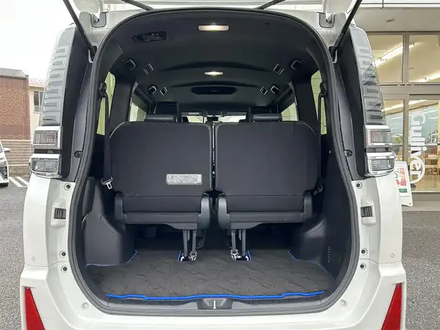 トヨタ ヴォクシー ZS 煌Ⅲ 福岡県 2020(令2)年 1.9万km ホワイトパールクリスタルシャイン アルパインスタイル/・フロントハーフスポイラー/・サイドステップスポイラー/・リアハーフスポイラー/・リアハーフ純正マフラー用フィン/・コーナーダクト/アルパイン11インチナビ【EX11NX】/(AM/FM/CD/DVD/Bluetooth/iPod/HDMI/フルセグTV)/バックカメラ/トヨタセーフティセンス/・プリクラッシュセーフティ/・レーンディパーチャーアラート/・オートマッチックハイビーム/・先行車発進告知機能/クルーズコントロール/クリアランスソナー/盗難防止装置/両側パワースライドドア/純正16インチアルミホイール/アルパインナビ連動型前後ドライブレコーダー【DVR-C320R】/ビルトインETC/黒色ハーフレザーシート/社外フロアマット/社外黒色ミラーカバー/純正ミラーカバー(積載)/後席ロールサンシェード/助手席シートバックテーブル/電格ウインカーミラー/ISOFIX/スペアキー×1/保証書/取扱説明書/ナビ取扱説明書
