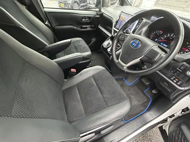 トヨタ ヴォクシー ZS 煌Ⅲ 福岡県 2020(令2)年 1.9万km ホワイトパールクリスタルシャイン アルパインスタイル/・フロントハーフスポイラー/・サイドステップスポイラー/・リアハーフスポイラー/・リアハーフ純正マフラー用フィン/・コーナーダクト/アルパイン11インチナビ【EX11NX】/(AM/FM/CD/DVD/Bluetooth/iPod/HDMI/フルセグTV)/バックカメラ/トヨタセーフティセンス/・プリクラッシュセーフティ/・レーンディパーチャーアラート/・オートマッチックハイビーム/・先行車発進告知機能/クルーズコントロール/クリアランスソナー/盗難防止装置/両側パワースライドドア/純正16インチアルミホイール/アルパインナビ連動型前後ドライブレコーダー【DVR-C320R】/ビルトインETC/黒色ハーフレザーシート/社外フロアマット/社外黒色ミラーカバー/純正ミラーカバー(積載)/後席ロールサンシェード/助手席シートバックテーブル/電格ウインカーミラー/ISOFIX/スペアキー×1/保証書/取扱説明書/ナビ取扱説明書
