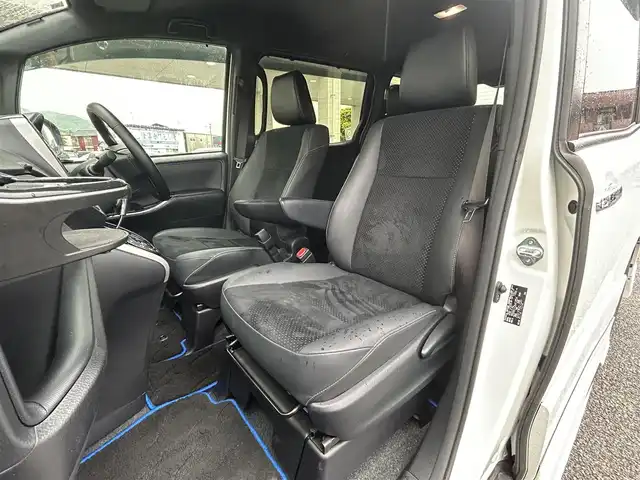 トヨタ ヴォクシー ZS 煌Ⅲ 福岡県 2020(令2)年 1.9万km ホワイトパールクリスタルシャイン アルパインスタイル/・フロントハーフスポイラー/・サイドステップスポイラー/・リアハーフスポイラー/・リアハーフ純正マフラー用フィン/・コーナーダクト/アルパイン11インチナビ【EX11NX】/(AM/FM/CD/DVD/Bluetooth/iPod/HDMI/フルセグTV)/バックカメラ/トヨタセーフティセンス/・プリクラッシュセーフティ/・レーンディパーチャーアラート/・オートマッチックハイビーム/・先行車発進告知機能/クルーズコントロール/クリアランスソナー/盗難防止装置/両側パワースライドドア/純正16インチアルミホイール/アルパインナビ連動型前後ドライブレコーダー【DVR-C320R】/ビルトインETC/黒色ハーフレザーシート/社外フロアマット/社外黒色ミラーカバー/純正ミラーカバー(積載)/後席ロールサンシェード/助手席シートバックテーブル/電格ウインカーミラー/ISOFIX/スペアキー×1/保証書/取扱説明書/ナビ取扱説明書