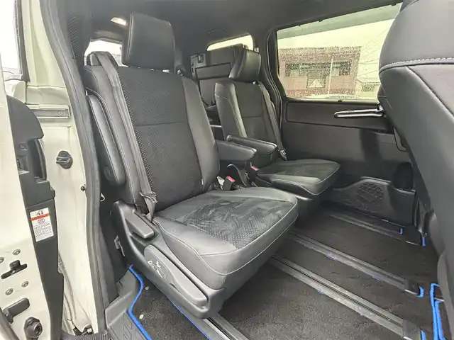 トヨタ ヴォクシー ZS 煌Ⅲ 福岡県 2020(令2)年 1.9万km ホワイトパールクリスタルシャイン アルパインスタイル/・フロントハーフスポイラー/・サイドステップスポイラー/・リアハーフスポイラー/・リアハーフ純正マフラー用フィン/・コーナーダクト/アルパイン11インチナビ【EX11NX】/(AM/FM/CD/DVD/Bluetooth/iPod/HDMI/フルセグTV)/バックカメラ/トヨタセーフティセンス/・プリクラッシュセーフティ/・レーンディパーチャーアラート/・オートマッチックハイビーム/・先行車発進告知機能/クルーズコントロール/クリアランスソナー/盗難防止装置/両側パワースライドドア/純正16インチアルミホイール/アルパインナビ連動型前後ドライブレコーダー【DVR-C320R】/ビルトインETC/黒色ハーフレザーシート/社外フロアマット/社外黒色ミラーカバー/純正ミラーカバー(積載)/後席ロールサンシェード/助手席シートバックテーブル/電格ウインカーミラー/ISOFIX/スペアキー×1/保証書/取扱説明書/ナビ取扱説明書