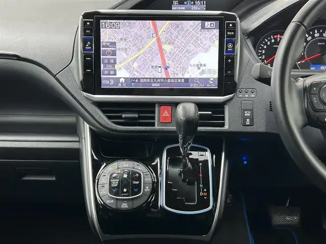 トヨタ ヴォクシー ZS 煌Ⅲ 福岡県 2020(令2)年 1.9万km ホワイトパールクリスタルシャイン アルパインスタイル/・フロントハーフスポイラー/・サイドステップスポイラー/・リアハーフスポイラー/・リアハーフ純正マフラー用フィン/・コーナーダクト/アルパイン11インチナビ【EX11NX】/(AM/FM/CD/DVD/Bluetooth/iPod/HDMI/フルセグTV)/バックカメラ/トヨタセーフティセンス/・プリクラッシュセーフティ/・レーンディパーチャーアラート/・オートマッチックハイビーム/・先行車発進告知機能/クルーズコントロール/クリアランスソナー/盗難防止装置/両側パワースライドドア/純正16インチアルミホイール/アルパインナビ連動型前後ドライブレコーダー【DVR-C320R】/ビルトインETC/黒色ハーフレザーシート/社外フロアマット/社外黒色ミラーカバー/純正ミラーカバー(積載)/後席ロールサンシェード/助手席シートバックテーブル/電格ウインカーミラー/ISOFIX/スペアキー×1/保証書/取扱説明書/ナビ取扱説明書
