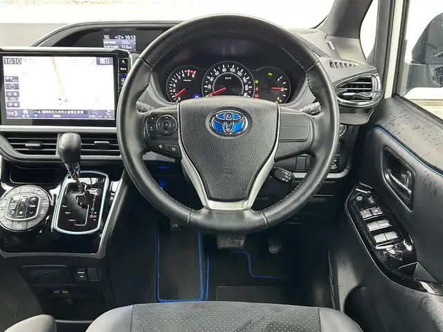 トヨタ ヴォクシー ZS 煌Ⅲ 福岡県 2020(令2)年 1.9万km ホワイトパールクリスタルシャイン アルパインスタイル/・フロントハーフスポイラー/・サイドステップスポイラー/・リアハーフスポイラー/・リアハーフ純正マフラー用フィン/・コーナーダクト/アルパイン11インチナビ【EX11NX】/(AM/FM/CD/DVD/Bluetooth/iPod/HDMI/フルセグTV)/バックカメラ/トヨタセーフティセンス/・プリクラッシュセーフティ/・レーンディパーチャーアラート/・オートマッチックハイビーム/・先行車発進告知機能/クルーズコントロール/クリアランスソナー/盗難防止装置/両側パワースライドドア/純正16インチアルミホイール/アルパインナビ連動型前後ドライブレコーダー【DVR-C320R】/ビルトインETC/黒色ハーフレザーシート/社外フロアマット/社外黒色ミラーカバー/純正ミラーカバー(積載)/後席ロールサンシェード/助手席シートバックテーブル/電格ウインカーミラー/ISOFIX/スペアキー×1/保証書/取扱説明書/ナビ取扱説明書