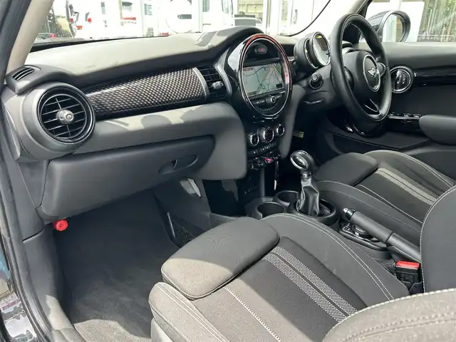 ＭＩＮＩ ミニ クーパー S 福岡県 2016(平28)年 6.6万km ミッドナイト・ブラック・メタリック 純正HDDナビ/・BT/・AM/FM/社外フルセグTV/バックカメラ/ミラー型ETC/純正17インチアルミホイール/LEDヘッドライト/オートライト/オートワイパー/オートエアコン/純正フロアマット