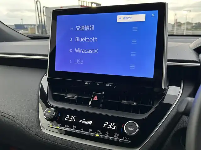 トヨタ カローラ クロス ハイブリッド Z 佐賀県 2024(令6)年 1.8万km アティチュードブラックマイカ ワンオーナー/純正10.5インチディスプレイ(ナビ機能付)/・フルセグTV/AM/FM/USB/Bluetooth/バックカメラ/前後ドライブレコーダー/ビルトインETC2.0/パワーバックドア(予約ロック機能付)/電子パーキングブレーキ/AUTO HOLD機能/TVキャンセラー/ハーフレザーシート/D席パワーシート/DN席シートヒーター/ISOFIX対応/革巻きステアリング/ステアリングリモコン/純正18インチアルミホイール/純正LEDヘッドライト/・オートマチックハイビーム/純正LEDフォグランプ/純正ドアバイザ―/新車保証書/取扱説明書/スペアキー１本/トヨタセーフティセンス/・レーダークルーズコントロール/・プリクラッシュセーフティ/・レーンデパーチャーアラート/・ブラインドスポットモニター/・クリアランスソナー
