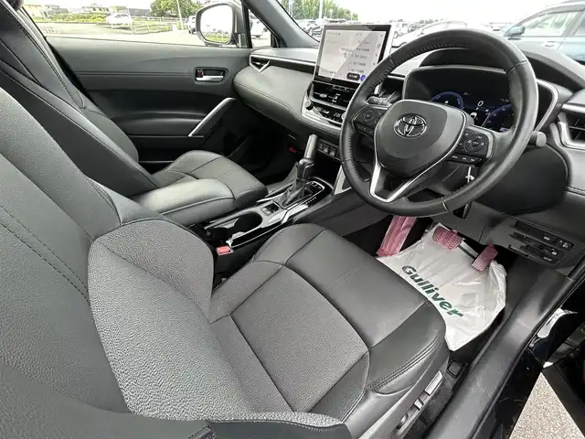 トヨタ カローラ クロス ハイブリッド Z 佐賀県 2024(令6)年 1.8万km アティチュードブラックマイカ ワンオーナー/純正10.5インチディスプレイ(ナビ機能付)/・フルセグTV/AM/FM/USB/Bluetooth/バックカメラ/前後ドライブレコーダー/ビルトインETC2.0/パワーバックドア(予約ロック機能付)/電子パーキングブレーキ/AUTO HOLD機能/TVキャンセラー/ハーフレザーシート/D席パワーシート/DN席シートヒーター/ISOFIX対応/革巻きステアリング/ステアリングリモコン/純正18インチアルミホイール/純正LEDヘッドライト/・オートマチックハイビーム/純正LEDフォグランプ/純正ドアバイザ―/新車保証書/取扱説明書/スペアキー１本/トヨタセーフティセンス/・レーダークルーズコントロール/・プリクラッシュセーフティ/・レーンデパーチャーアラート/・ブラインドスポットモニター/・クリアランスソナー
