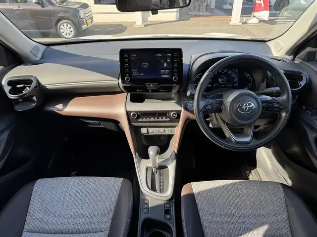 トヨタ ヤリスクロス ハイブリッド Z 三重県 2021(令3)年 5.1万km ブラックマイカ/ホワイトパールクリスタルシャイン 2トーン ワンオーナー/ツートーンカラー/セーフティセンス/・プリクラッシュセーフティ/・レーントレーシングアシスト/・レーダークルーズコントロール/・オートマチックハイビーム/・ロードサインアシスト/純正8インチディスプレイオーディオ/【フルセグTV/Bluetooth】/パノラミックビューモニター/ハンズフリーパワーバックドア /アクセサリーコンセント/前後T’zドライブレコーダー【TZ-D205W】/ハーフレザーシート/運転席パワーシート/前席シートヒーター/LEDヘッドライト/LEDターンランプ/LEDリアコンビネーションランプ/純正18インチアルミホイール/スマートエントリー/スペアキー/取説/保証書