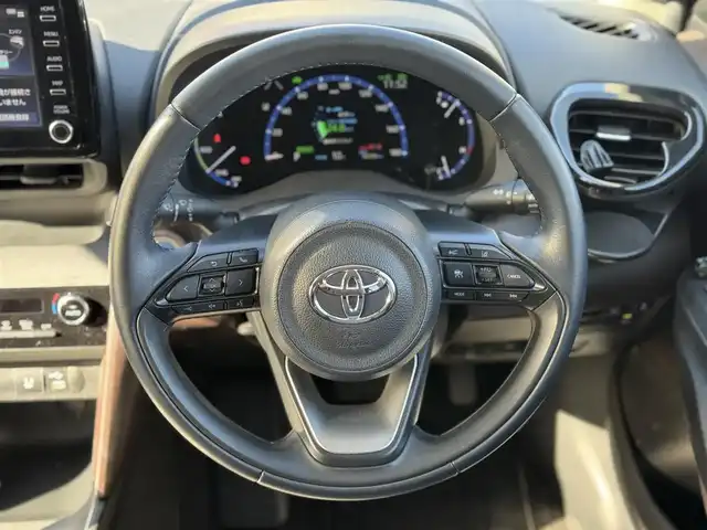 トヨタ ヤリスクロス ハイブリッド Z 三重県 2021(令3)年 5.1万km ブラックマイカ/ホワイトパールクリスタルシャイン 2トーン ワンオーナー/ツートーンカラー/セーフティセンス/・プリクラッシュセーフティ/・レーントレーシングアシスト/・レーダークルーズコントロール/・オートマチックハイビーム/・ロードサインアシスト/純正8インチディスプレイオーディオ/【フルセグTV/Bluetooth】/パノラミックビューモニター/ハンズフリーパワーバックドア /アクセサリーコンセント/前後T’zドライブレコーダー【TZ-D205W】/ハーフレザーシート/運転席パワーシート/前席シートヒーター/LEDヘッドライト/LEDターンランプ/LEDリアコンビネーションランプ/純正18インチアルミホイール/スマートエントリー/スペアキー/取説/保証書