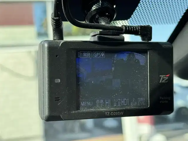 トヨタ ヤリスクロス ハイブリッド Z 三重県 2021(令3)年 5.1万km ブラックマイカ/ホワイトパールクリスタルシャイン 2トーン ワンオーナー/ツートーンカラー/セーフティセンス/・プリクラッシュセーフティ/・レーントレーシングアシスト/・レーダークルーズコントロール/・オートマチックハイビーム/・ロードサインアシスト/純正8インチディスプレイオーディオ/【フルセグTV/Bluetooth】/パノラミックビューモニター/ハンズフリーパワーバックドア /アクセサリーコンセント/前後T’zドライブレコーダー【TZ-D205W】/ハーフレザーシート/運転席パワーシート/前席シートヒーター/LEDヘッドライト/LEDターンランプ/LEDリアコンビネーションランプ/純正18インチアルミホイール/スマートエントリー/スペアキー/取説/保証書