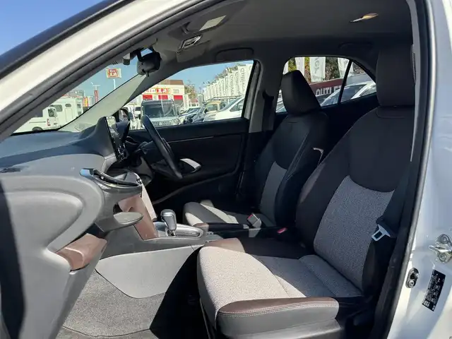 トヨタ ヤリスクロス ハイブリッド Z 三重県 2021(令3)年 5.1万km ブラックマイカ/ホワイトパールクリスタルシャイン 2トーン ワンオーナー/ツートーンカラー/セーフティセンス/・プリクラッシュセーフティ/・レーントレーシングアシスト/・レーダークルーズコントロール/・オートマチックハイビーム/・ロードサインアシスト/純正8インチディスプレイオーディオ/【フルセグTV/Bluetooth】/パノラミックビューモニター/ハンズフリーパワーバックドア /アクセサリーコンセント/前後T’zドライブレコーダー【TZ-D205W】/ハーフレザーシート/運転席パワーシート/前席シートヒーター/LEDヘッドライト/LEDターンランプ/LEDリアコンビネーションランプ/純正18インチアルミホイール/スマートエントリー/スペアキー/取説/保証書