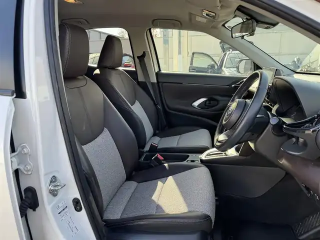 トヨタ ヤリスクロス ハイブリッド Z 三重県 2021(令3)年 5.1万km ブラックマイカ/ホワイトパールクリスタルシャイン 2トーン ワンオーナー/ツートーンカラー/セーフティセンス/・プリクラッシュセーフティ/・レーントレーシングアシスト/・レーダークルーズコントロール/・オートマチックハイビーム/・ロードサインアシスト/純正8インチディスプレイオーディオ/【フルセグTV/Bluetooth】/パノラミックビューモニター/ハンズフリーパワーバックドア /アクセサリーコンセント/前後T’zドライブレコーダー【TZ-D205W】/ハーフレザーシート/運転席パワーシート/前席シートヒーター/LEDヘッドライト/LEDターンランプ/LEDリアコンビネーションランプ/純正18インチアルミホイール/スマートエントリー/スペアキー/取説/保証書