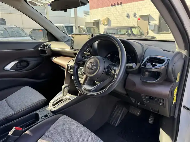 トヨタ ヤリスクロス ハイブリッド Z 三重県 2021(令3)年 5.1万km ブラックマイカ/ホワイトパールクリスタルシャイン 2トーン ワンオーナー/ツートーンカラー/セーフティセンス/・プリクラッシュセーフティ/・レーントレーシングアシスト/・レーダークルーズコントロール/・オートマチックハイビーム/・ロードサインアシスト/純正8インチディスプレイオーディオ/【フルセグTV/Bluetooth】/パノラミックビューモニター/ハンズフリーパワーバックドア /アクセサリーコンセント/前後T’zドライブレコーダー【TZ-D205W】/ハーフレザーシート/運転席パワーシート/前席シートヒーター/LEDヘッドライト/LEDターンランプ/LEDリアコンビネーションランプ/純正18インチアルミホイール/スマートエントリー/スペアキー/取説/保証書