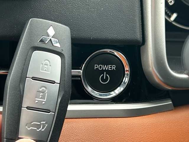 三菱 アウトランダー ＰＨＥＶ P 長野県 2021(令3)年 3.1万km レッドダイヤモンド ・純正9インチメーカーオプションナビゲーション/(Bluetooth/フルセグTV)/・USB入力端子/・BOSEサウンド/・アラウンドビューカメラ/・純正ビルトインETC2.0/・社外前後ドライブレコーダー/・パワーバックドア/・パワーシート(D+N席)/・レザーシート/・シートヒーター(全席)/・純正フロアマット/・純正20インチアルミホイール/・前後コーナーセンサー/・ダウンヒルアシストコントロール/・マイパイロット/・LEDヘッドライト