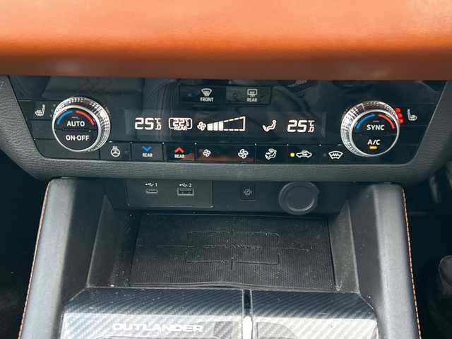 三菱 アウトランダー ＰＨＥＶ P 長野県 2021(令3)年 3.1万km レッドダイヤモンド ・純正9インチメーカーオプションナビゲーション/(Bluetooth/フルセグTV)/・USB入力端子/・BOSEサウンド/・アラウンドビューカメラ/・純正ビルトインETC2.0/・社外前後ドライブレコーダー/・パワーバックドア/・パワーシート(D+N席)/・レザーシート/・シートヒーター(全席)/・純正フロアマット/・純正20インチアルミホイール/・前後コーナーセンサー/・ダウンヒルアシストコントロール/・マイパイロット/・LEDヘッドライト