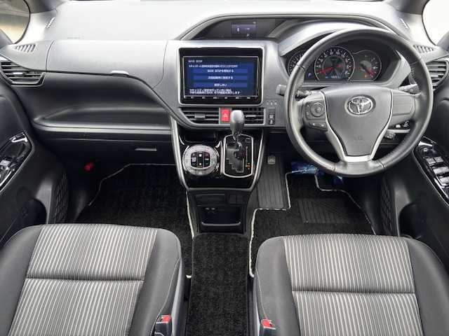 トヨタ ヴォクシー ZS 煌Ⅱ 長野県 2019(令1)年 4.6万km ホワイトパールクリスタルシャイン セーフティセンス/・プリクラッシュセーフティ/・レーンディパーチャーアラート/・オートマチックハイビーム/クリアランスソナー/PKSB/先行車発進告知/純正フリップダウンモニター（V12T-R68C）/純正9インチナビ（NSZT-Y68T）/・CD/DVD/SD/・Bluetooth/・SD音楽録音機能/・フルセグTV/・バックカメラ/ビルトインETC/前後ドライブレコーダー/両側パワースライドドア/革巻きステアリング/ステアリングスイッチ/MTモード付きAT/スマートキー＆プッシュスタート/LEDヘッドライト/フォグランプ/オートライト/純正16インチAW/純正フロアマット/純正ドアバイザー/Wエアバッグ
