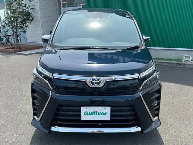 トヨタ ヴォクシー ZS 煌Ⅲ 宮城県 2020(令2)年 6.4万km ブラッキッシュアゲハガラスフレーク ワンオーナー/セーフティセンス/・プリクラッシュセーフティ/・レーンディパーチャーアラート/・オートマチックハイビーム/・先行車発進告知/クリアランスソナー/パーキングサポートブレーキ/純正10インチナビ（NSZN-Z68T）/・CD/DVD/・Bluetooth/・フルセグTVTVキャンセラー有/バックカメラ/ビルトインETC/ドライブレコーダー/両側パワースライドドア/ハーフレザーシート/革巻きステアリング/クルーズコントロール/ステアリングスイッチ/LEDヘッドランプ/フォグランプ/オートライト/スマートキー＆プッシュスタート/スペアキー/電動格納ミラー/純正16インチAW/純正フロアマット/W/サイド/カーテンエアバッグ/取扱説明書/保証書