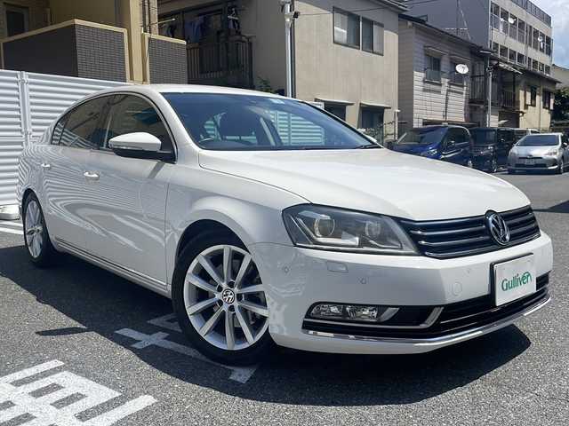 フォルクスワーゲン パサート TSI ハイライン BM 広島県 2014(平26)年 2.3万km キャンディホワイト /登録時走行距離/　　　　　　　22733キロ/純正ナビ/バックカメラ/地デジ/黒革シート/シートヒーター/クルーズコントロール/ETC/新車時整備手帳/　　【保証書】/取扱説明書/