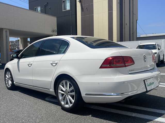 フォルクスワーゲン パサート TSI ハイライン BM 広島県 2014(平26)年 2.3万km キャンディホワイト /登録時走行距離/　　　　　　　22733キロ/純正ナビ/バックカメラ/地デジ/黒革シート/シートヒーター/クルーズコントロール/ETC/新車時整備手帳/　　【保証書】/取扱説明書/