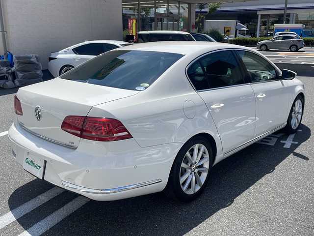 フォルクスワーゲン パサート TSI ハイライン BM 広島県 2014(平26)年 2.3万km キャンディホワイト /登録時走行距離/　　　　　　　22733キロ/純正ナビ/バックカメラ/地デジ/黒革シート/シートヒーター/クルーズコントロール/ETC/新車時整備手帳/　　【保証書】/取扱説明書/