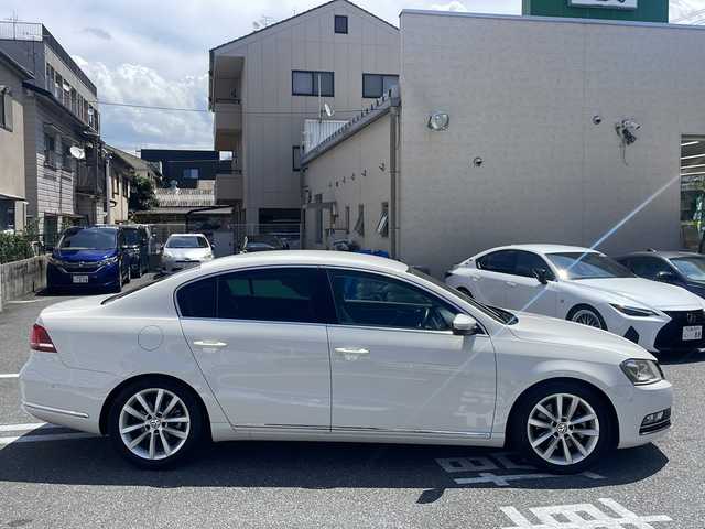 フォルクスワーゲン パサート TSI ハイライン BM 広島県 2014(平26)年 2.3万km キャンディホワイト /登録時走行距離/　　　　　　　22733キロ/純正ナビ/バックカメラ/地デジ/黒革シート/シートヒーター/クルーズコントロール/ETC/新車時整備手帳/　　【保証書】/取扱説明書/