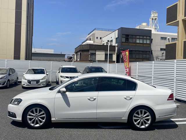 フォルクスワーゲン パサート TSI ハイライン BM 広島県 2014(平26)年 2.3万km キャンディホワイト /登録時走行距離/　　　　　　　22733キロ/純正ナビ/バックカメラ/地デジ/黒革シート/シートヒーター/クルーズコントロール/ETC/新車時整備手帳/　　【保証書】/取扱説明書/